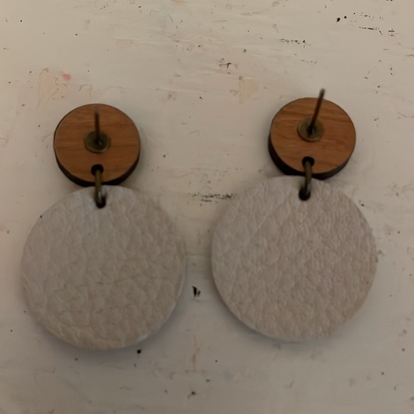 1.5” double tan white pink cork style stud earrings - Picture 10 of 12